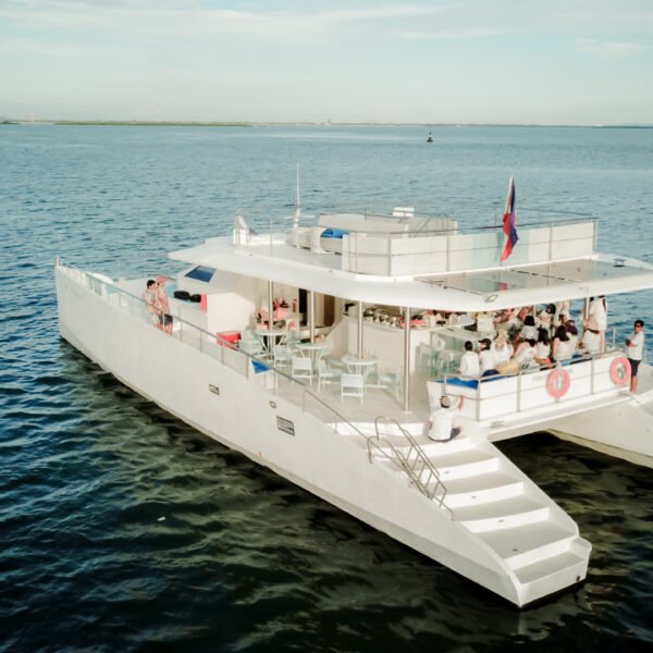 Luxury Yacht – Intimate Cruise